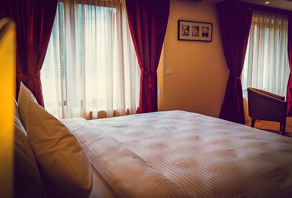 Pachet tratament afectiuni ale umarului Slanic Moldova Hotel Perla**** 