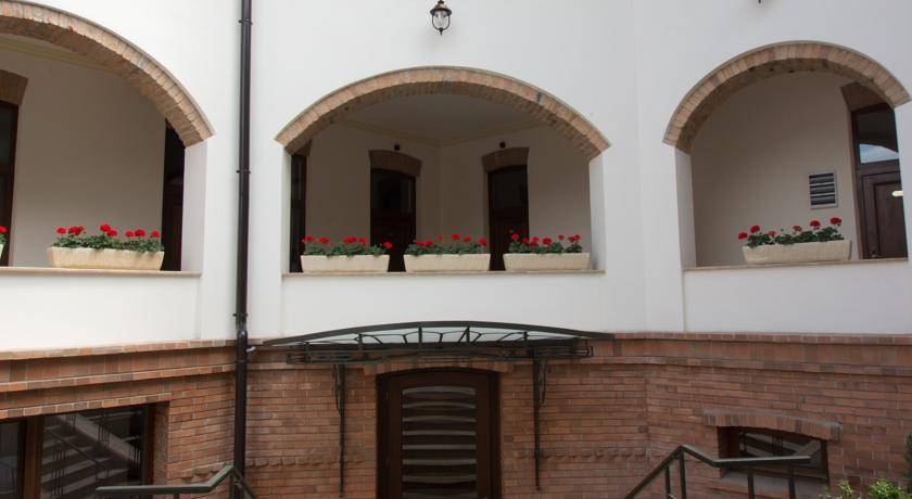 Cazare 2023 Alba Iulia Hotel La Maison de Caroline***