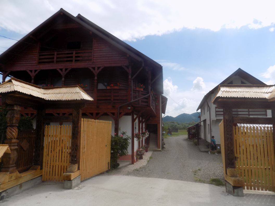 Sarbatori de Pasti 2025 Maramures Vadu Izei Pensiunea Ioana Lavita