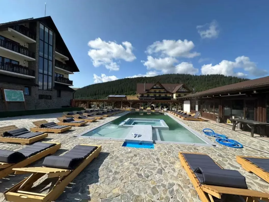 Revelion 2025 in Muntii Sureanu Hotel Poarta Raiului
