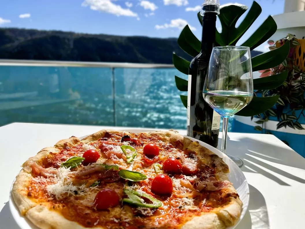 Sarbatori de Pasti 2026 in Clisura Dunarii Eselnita Riviera 990 Resort & Restaurant