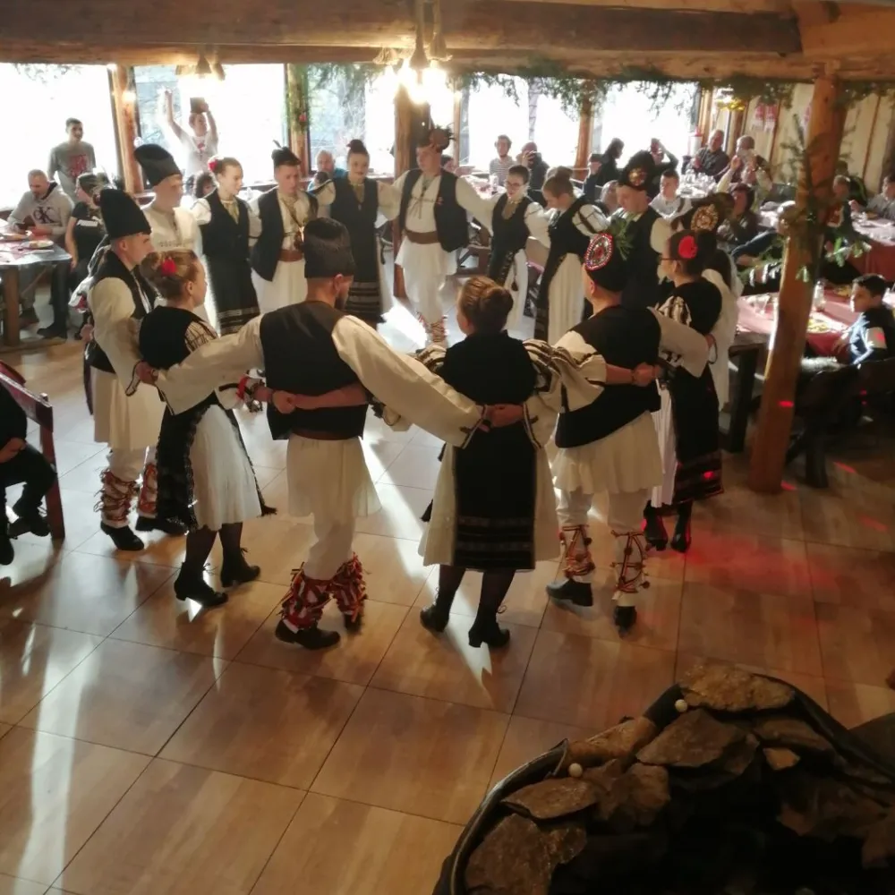 Crăciun în România: Întoarcerea la povestea adevărată, printre colinde și brazi încărcați de omăt