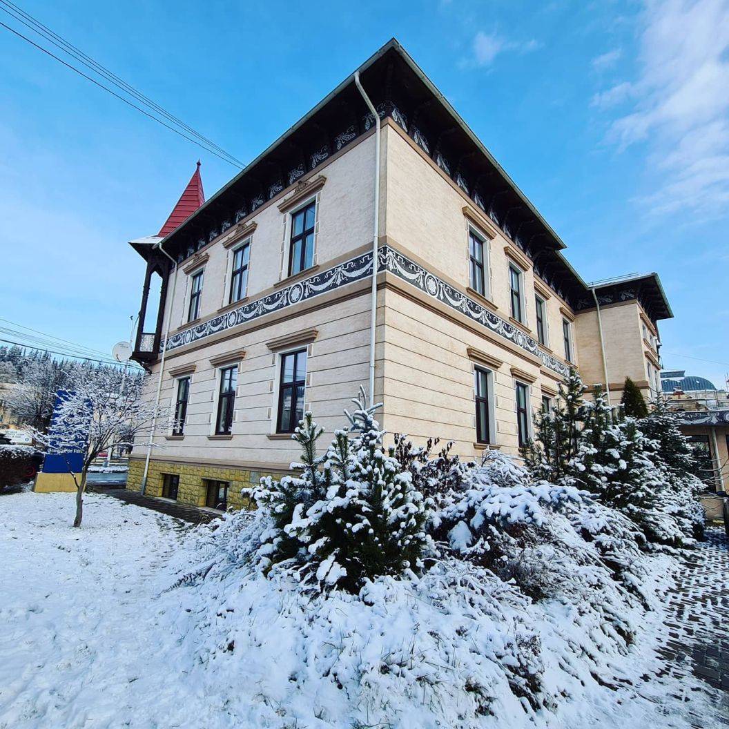 Revelion 2025 la schi in Bucovina Vatra Dornei Hotel Carol