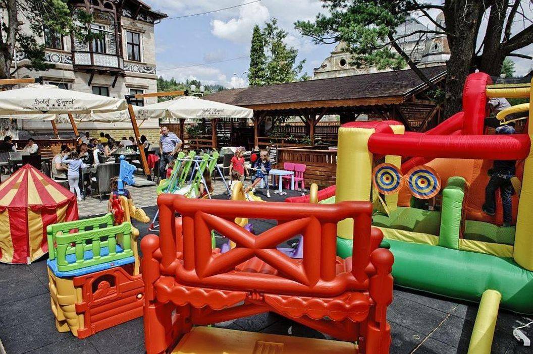 Revelion 2025 la schi in Bucovina Vatra Dornei Hotel Carol