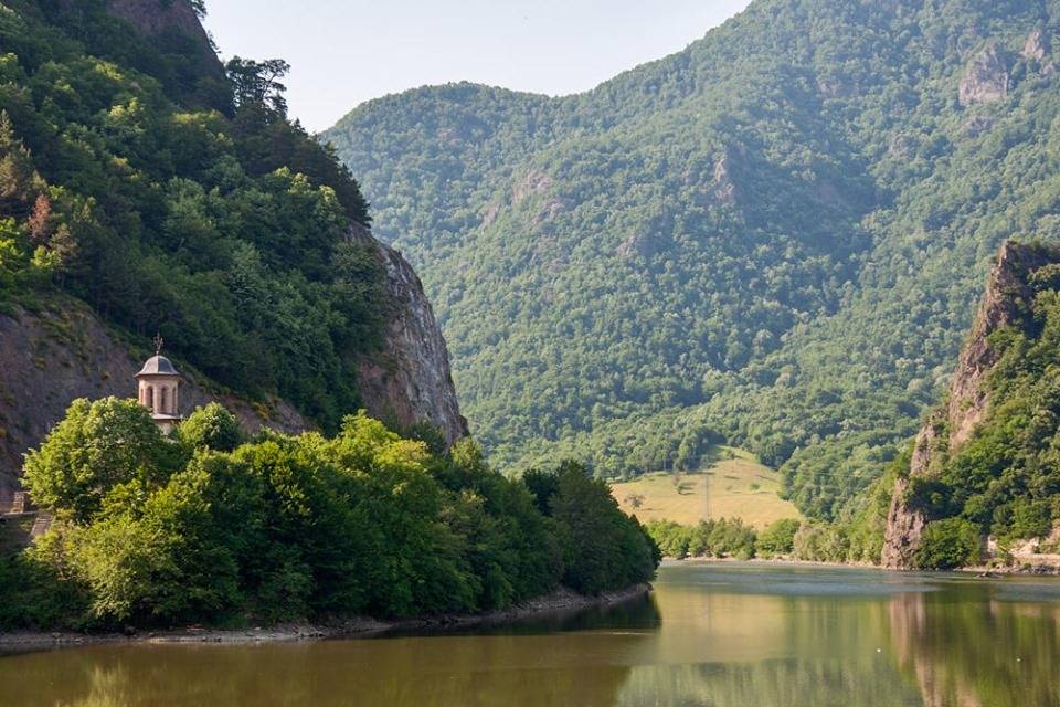 Sarbatori de Pasti si 1 Mai 2021 Caciulata Vile Liliacul-Trandafirul