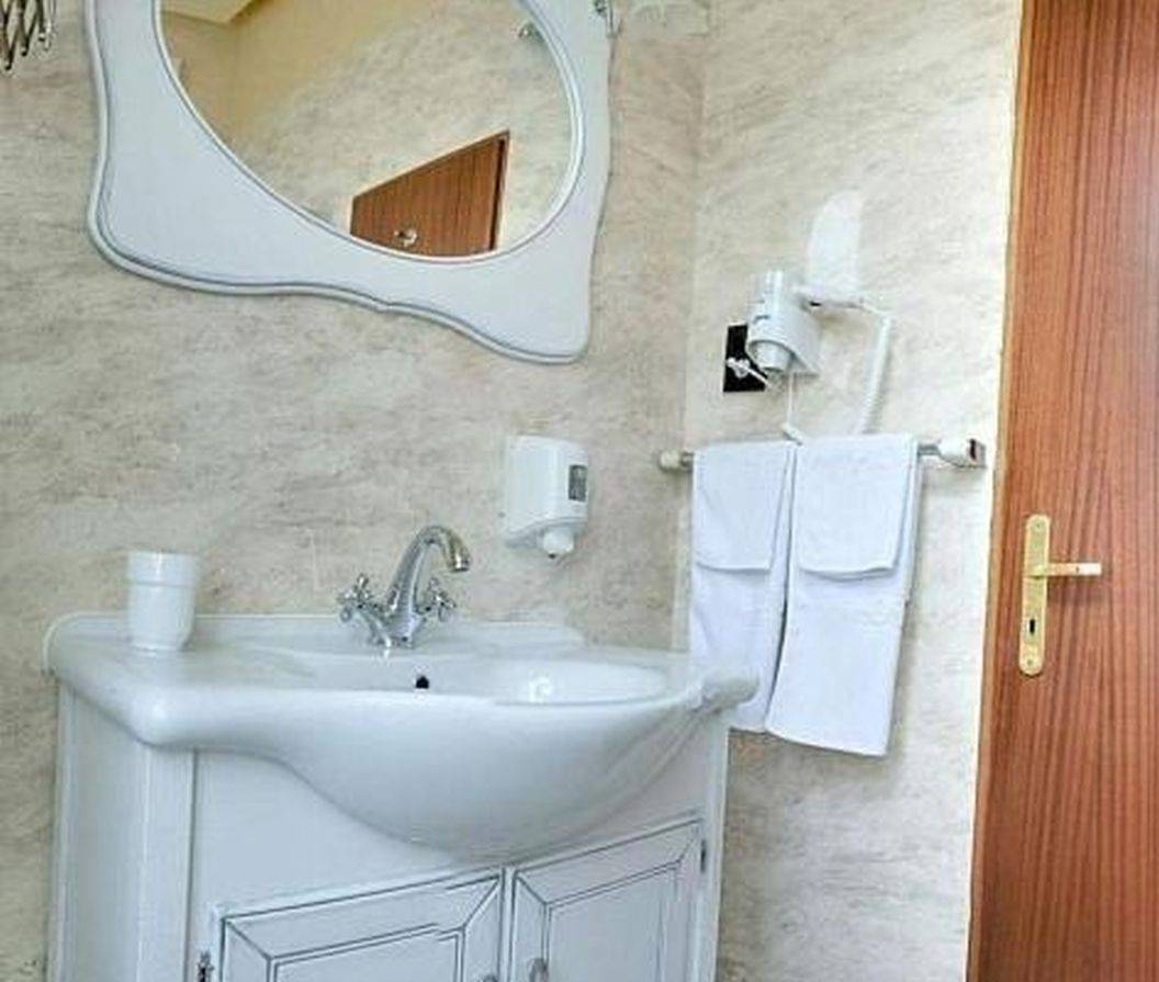 Revelion 2025 la schi in Bucovina Vatra Dornei Hotel Carol