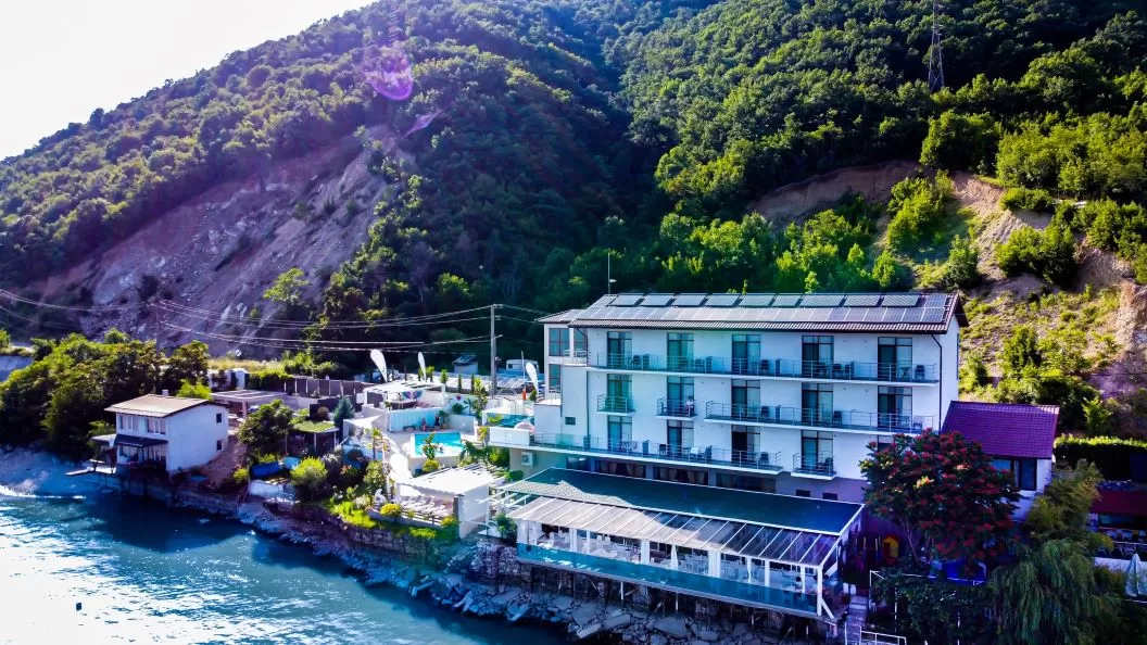 Sarbatori de Pasti 2026 in Clisura Dunarii Eselnita Riviera 990 Resort & Restaurant